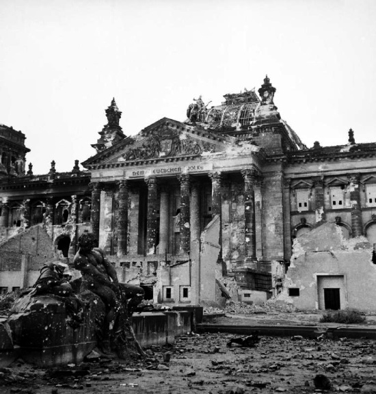 Il Reichstag dopo il bombardamento alleato su Berlino