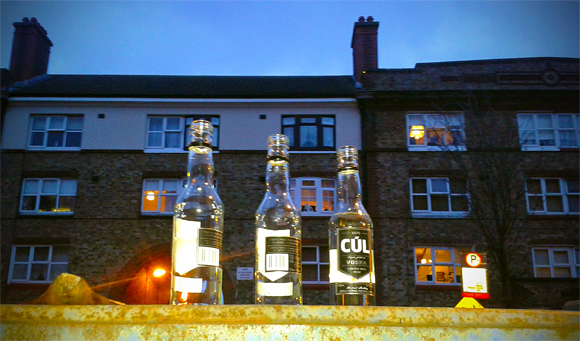 Bottiglie lasciate per strada dopo una bevuta"pubblica" tipico di Dublino