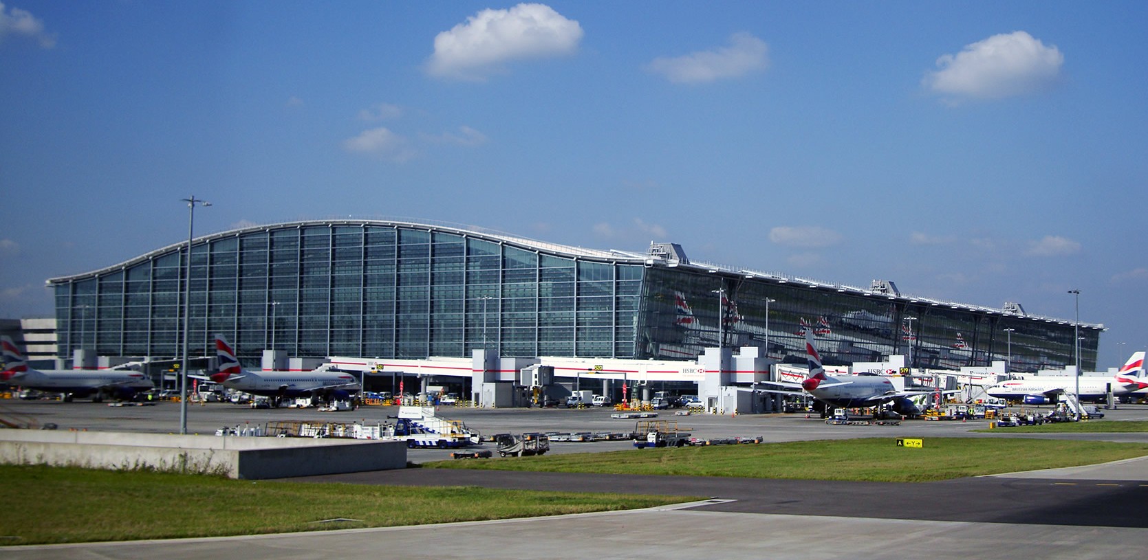 "Heathrow T5" by Warren Rohner - Flickr. Licensed under CC BY-SA 2.0 via Wikimedia Commons.
