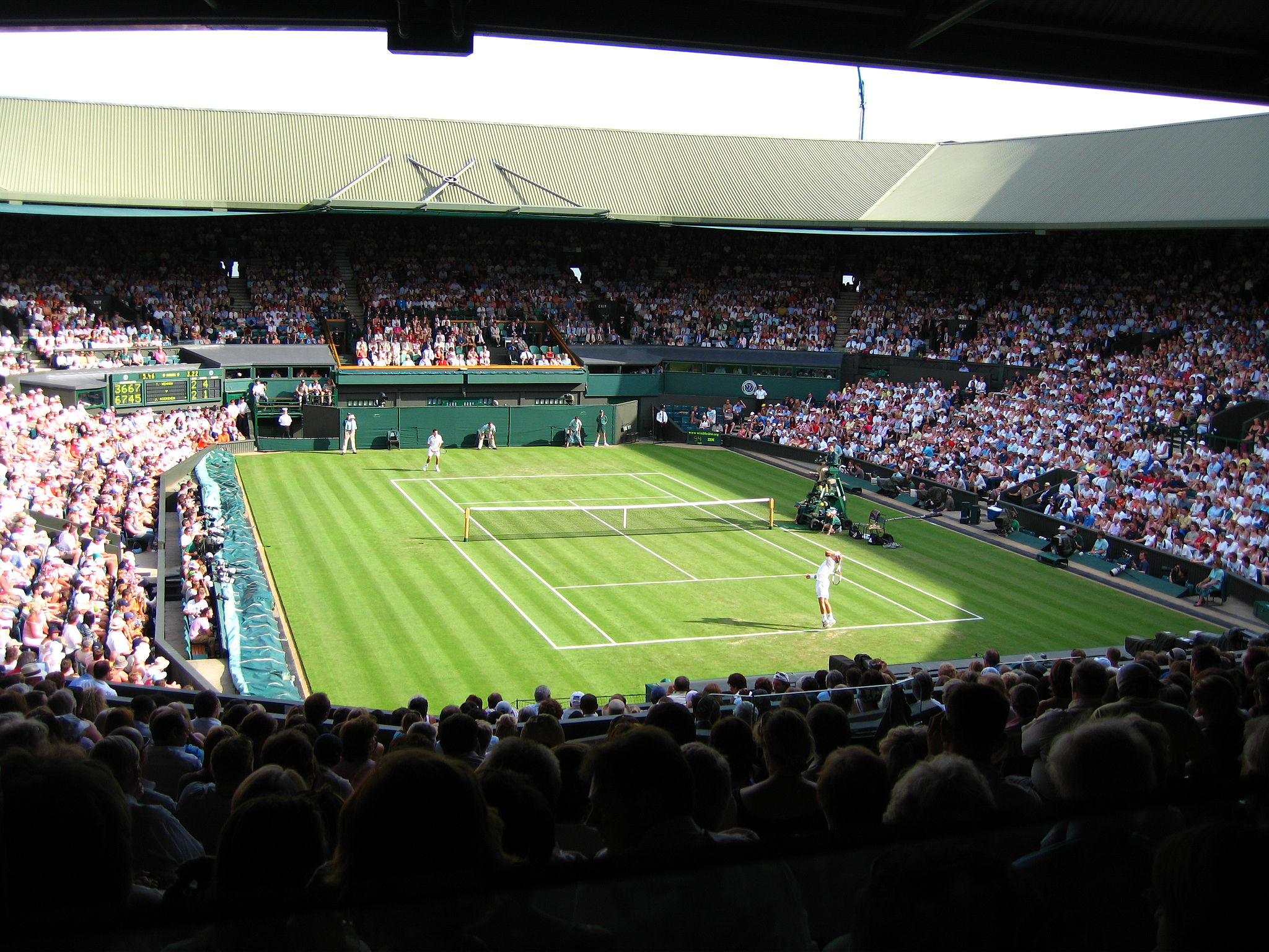By Spiralz from England (5.46pm ~ Centre Court) [CC BY 2.0 (http://creativecommons.org/licenses/by/2.0)], via Wikimedia Commons