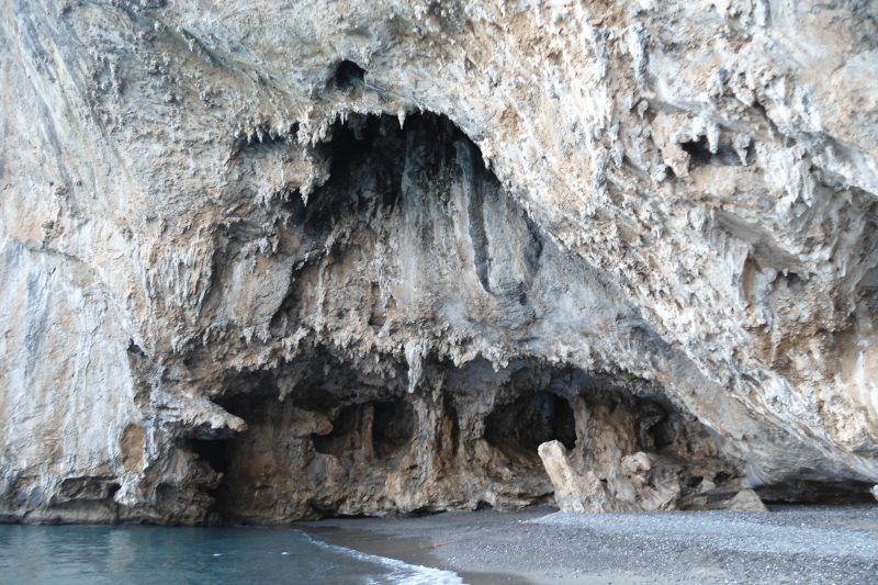 Le grotte costiere: cartoline dalla Preistoria.