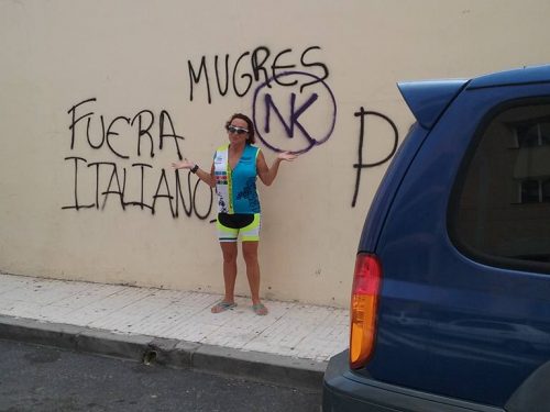“Fuori gli italiani” – “inutili” la scritta su un muro di Tenerife