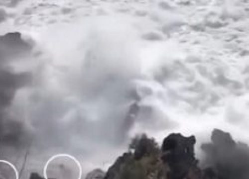 Tenerife, onda anomala travolge e uccide 2 persone: il video
