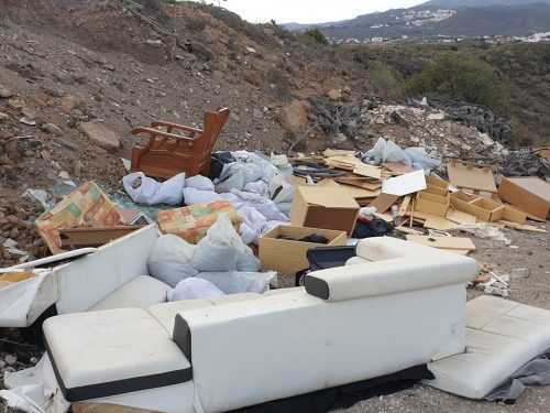 Tonnellate di rifiuti abbandonati nelle aree rurali intorno a San Isidro