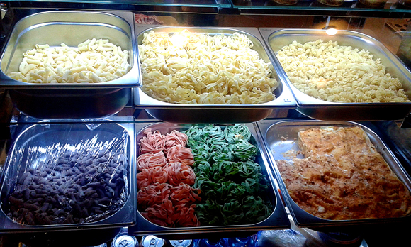 pasta artigianale in un negozio in centro a Dublino: la pasta artigianale è una manna per gli italiani...fargliela conoscere è un must