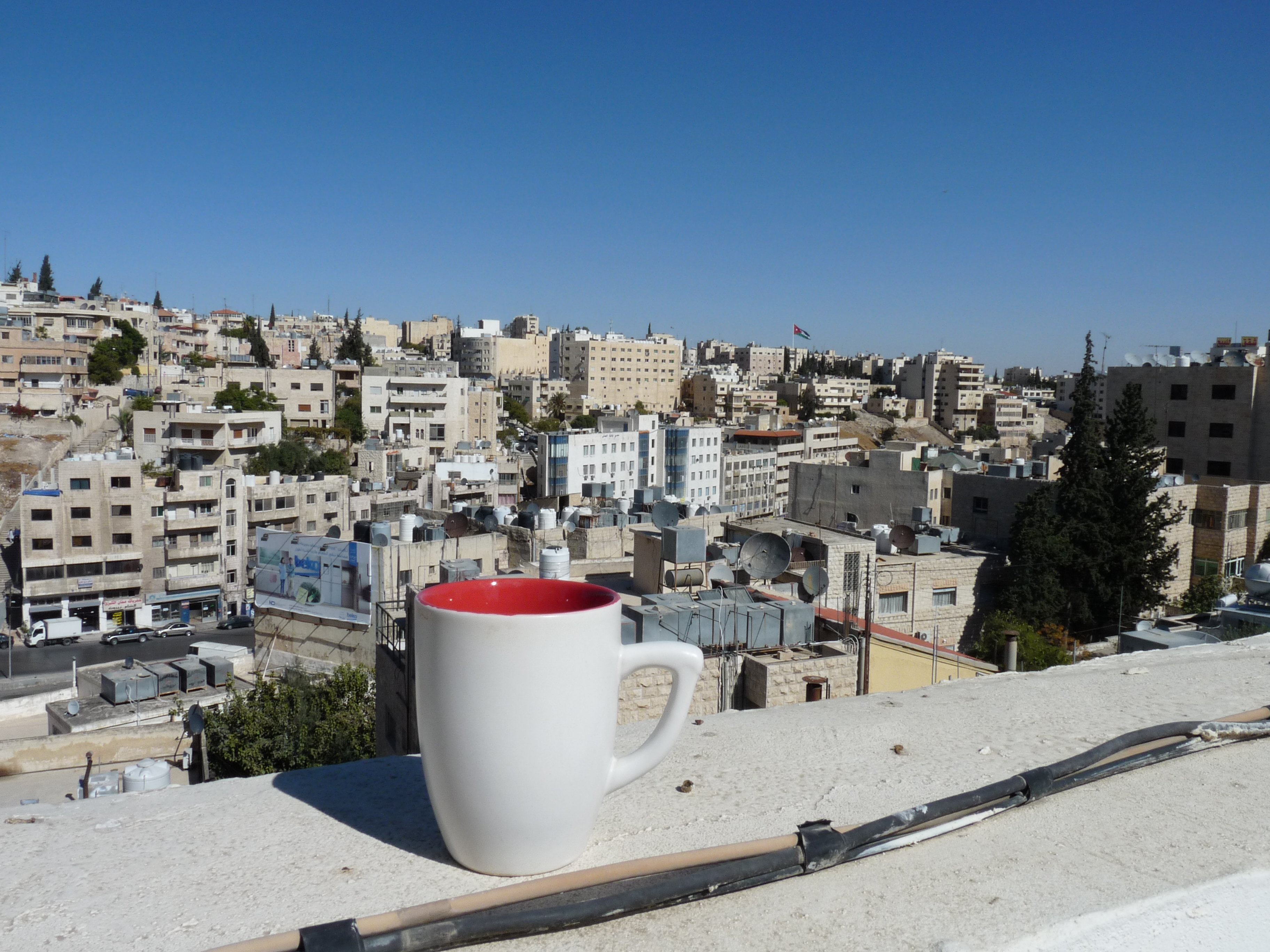 Il caffè si sfuma con le case di Amman, il suo profumo nelle vie...