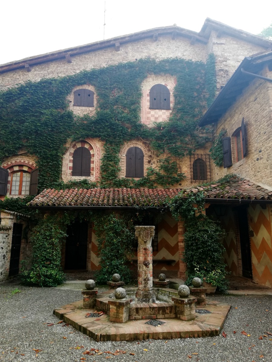 Grazzano Visconti il piccolo borgo neo-medievale finto
