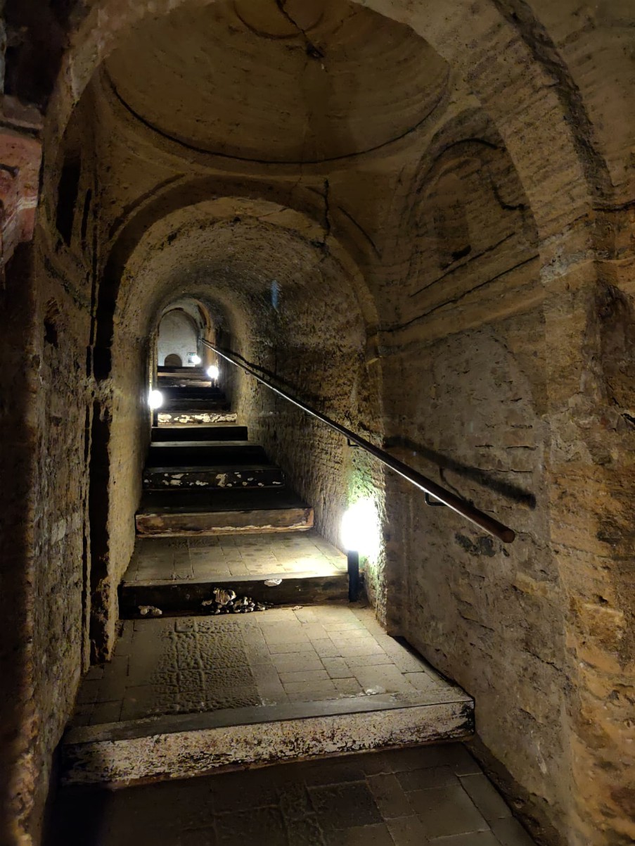 una delle scalinate di accesso alle grotte
