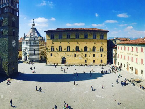 Breve panoramica di Piazza del Duomo a Pistoia